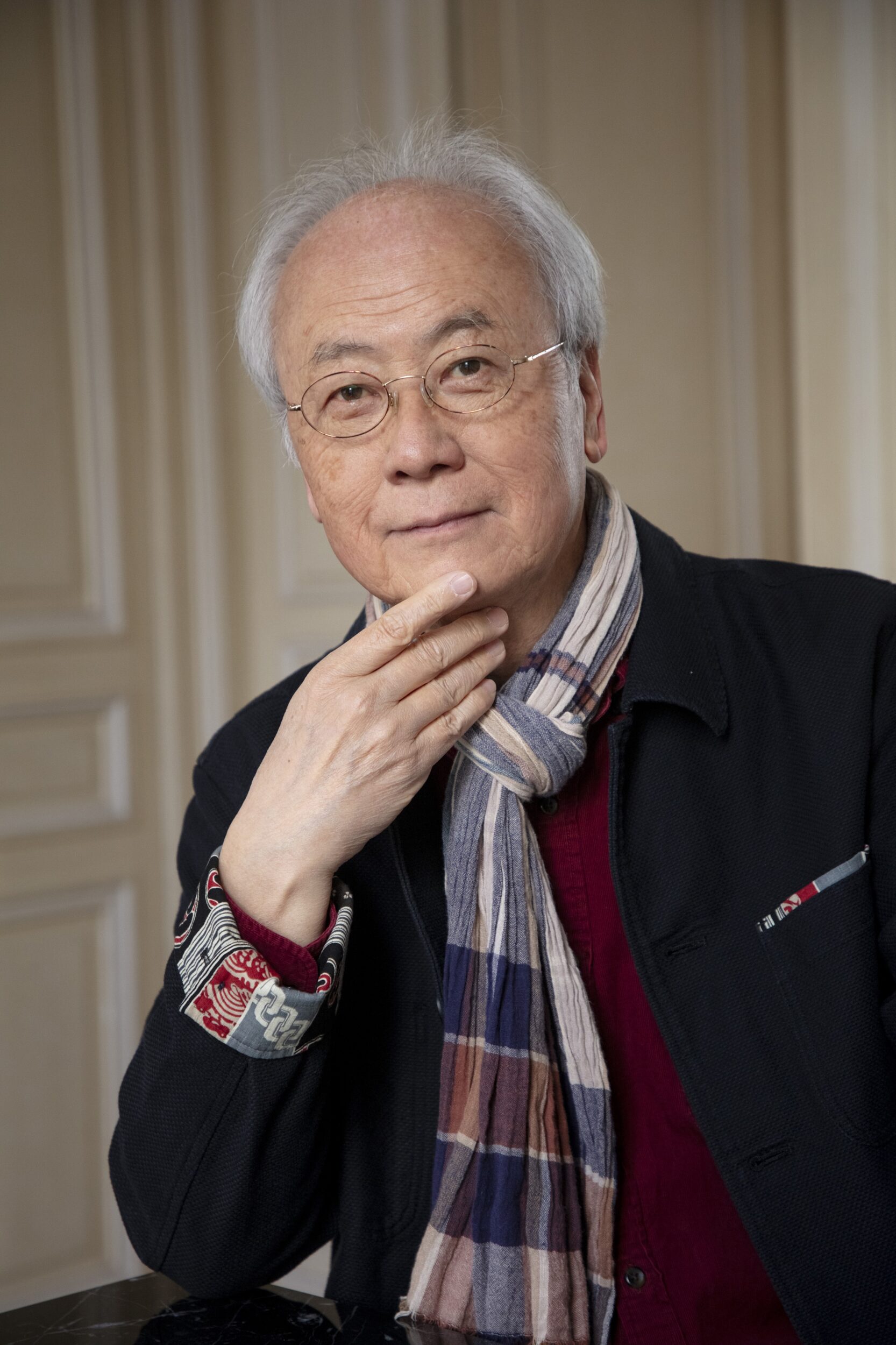 Akira Mizubayashi photographié le mardi 8 avril aux Editions Gallimard