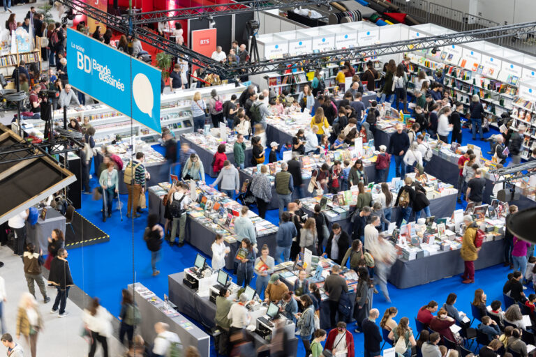 Le salon du livre de Geneve est une vitrine de l’actualite editoriale francophone et un lieu de dialogues engages.
Il reunit lecteurs, auteurs, editeurs et libraires.